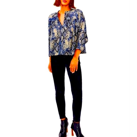 NWT’s Vince Camuto snakeskin cape sleeve blouse - Picture 1 of 9